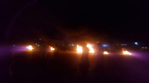 احتجاجات الغضب تقطع الطريق الدولي الرابط بين محافظتي حضرموت والمهرة