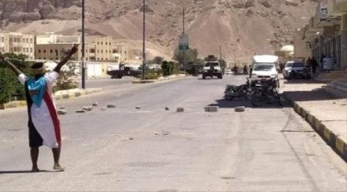 بن فريد يعلق على إرادة فولاذية لمُحتج في سيئون ضد عنجهية المحتل اليمني