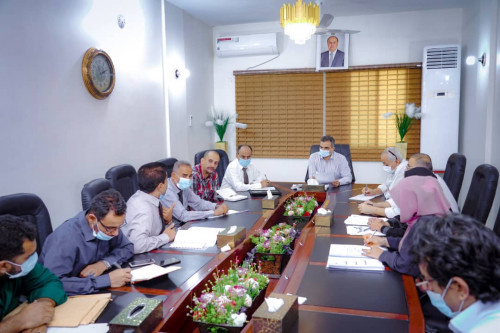 محافظ العاصمة عدن يرأس اجتماعاً مشتركاً لمؤسسة المياة وهيئة المنطقة الحرة&nbsp;