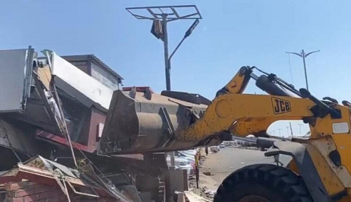 عدن.. حملة واسعة لإزالة العشوائيات ومخالفات البناء في الشيخ عثمان