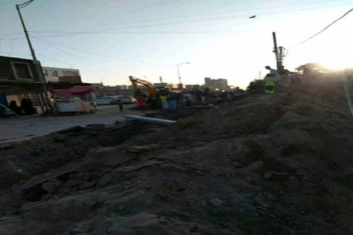 تعرض خمسة عمال للطمر داخل إحدى حفر أنابيب مياه المجاري بعدن "أسماء"
