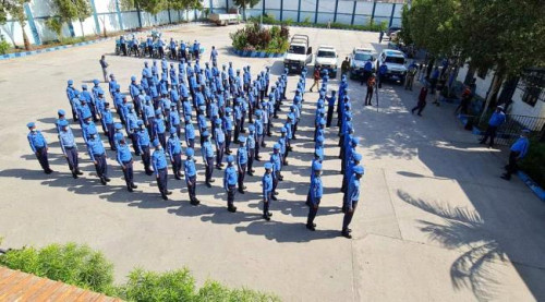 شرطة السير بالعاصمة عدن تدشن ترقيم المركبات باللوحات المعدنية الجديدة