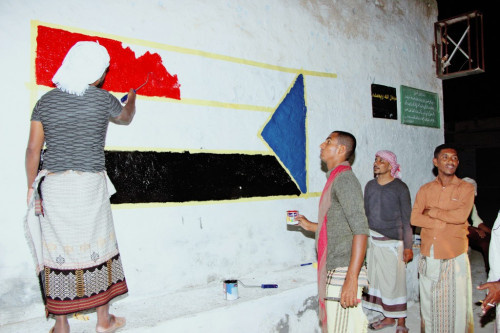 الإدارة الجماهيرية بانتقالي غيل باوزير تنفذ حملة لرفع ورسم أعلام الجنوب في المدينة