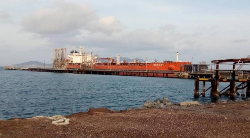 شركة النفط بالعاصمة عدن تشتري شحنة بنزين فاسد من تاجر يمني