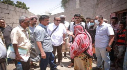 مدير عام دارسعد بمعية رجال أعمال يطلعون على أوضاع أهالي الأحياء الشرقية بالمديرية