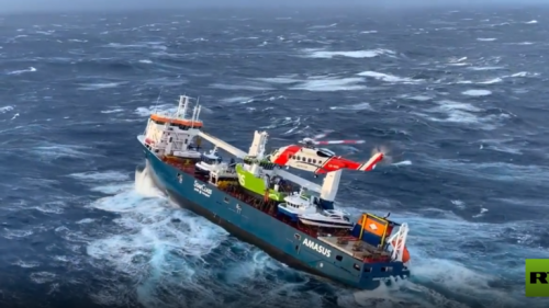 سفينة شحن هولندية في لحظات رعب في سواحل النرويج بسبب الأحوال الجوية