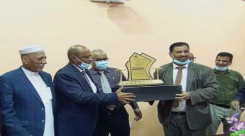 المفوضية الجنوبية لمكافحة الفساد ونقابة هيئة التدريس بجامعة عدن تكرمان عميد كلية الاسنان