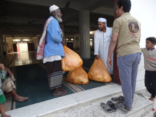 انتقالي الشيخ عثمان يدشن توزيع مكرمة الرئيس الزُبيدي الرمضانية بالمديرية