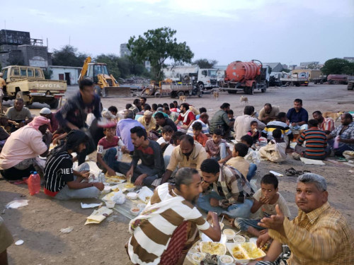 لجنة الإغاثة بانتقالي العاصمة توزع وجبات إفطار على المناوبين بالمؤسسات الخدمية