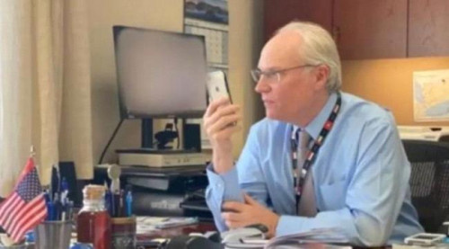 المبعوث الأمريكي: إيران تُهرب الأسلحة للحوثيين عبر البحر