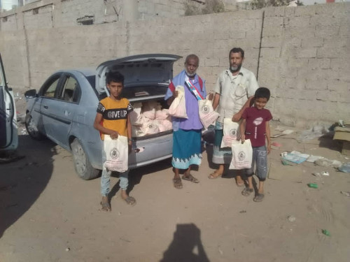 انتقالي لحج يقوم بإيصال وجبات الإفطار إلى منازل الفقراء بالحوطة