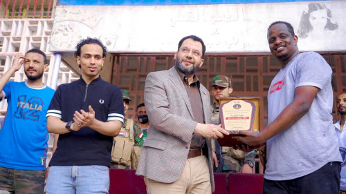 الكاف والسقاف يقومان بجولة ميدانية على ملاعب البطولات الشعبية الرمضانية بالعاصمة عدن