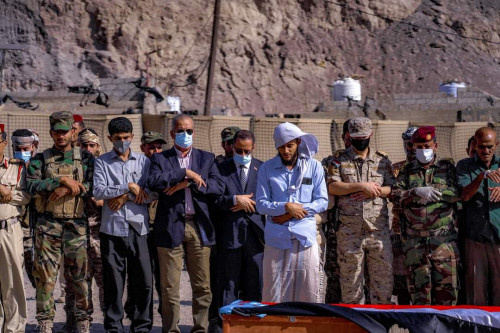 الخبجي وعدد من أعضاء هيئة الرئاسة وقيادات عسكرية وأمنية يؤدون صلاة الجنازة على جثمان فقيد الوطن العميد محمد جواس