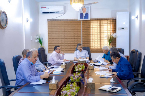 المحافظ لملس يرأس اجتماعاً لتحديد أولويات المشاريع الطارئة بالعاصمة عدن