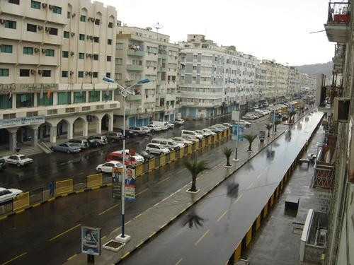 السلطة المحلية بعدن توجّه برفع الجاهزية لمواجهة تداعيات وآثار الأمطار المتوقعة اليوم الأحد&nbsp;