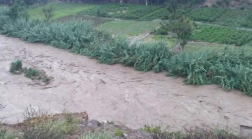 الأمطار تعزل قرى سكنية في الضالع