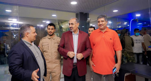 الرئيس الزُبيدي يتفقد سير العمل في وحدة الإذاعة والتلفزيون التابعة للمجلس الانتقالي بالعاصمة عدن