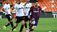 برشلونة يقهر فالنسيا وينعش آماله في التتويج باللقب