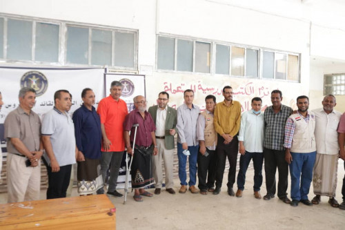 برعاية الرئيس الزُبيدي.. الكاف وهيثم يدشنان مشروع توزيع السلال الغذائية على أسر الشهداء 