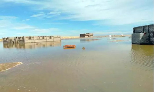 مياه السيول تغرق قرية بالكامل وتشرد الأهالي وتتسبب بأزمة إنسانية في لحج