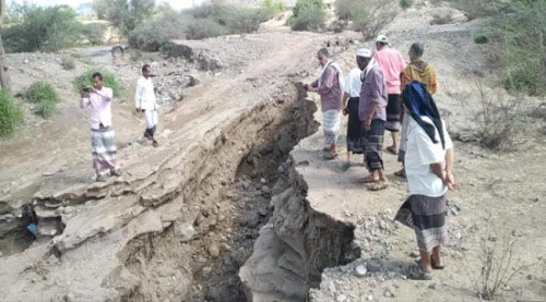 فريق من وزارة الزراعة يرصد أضرار السيول بمناطق ردفان