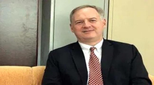 السفير الأمريكي: تهريب الأسلحة للحوثيين يطيل الصراع