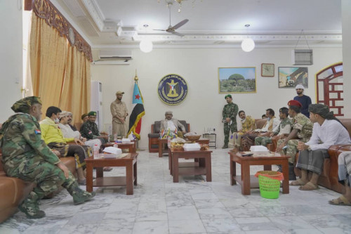 الرئيس الزُبيدي يستقبل جموع المهنئين ويشارك أهالي العاصمة عدن فرحتهم بعيد الفطر المبارك