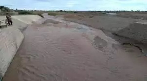 السيول تجرف شابا وطفل في وادي تبن بلحج