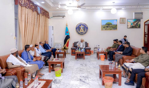 الرئيس الزُبيدي يلتقي بالهيئة التنفيذية المساعدة للمجلس الانتقالي لشؤون مديريات وادي وصحراء حضرموت