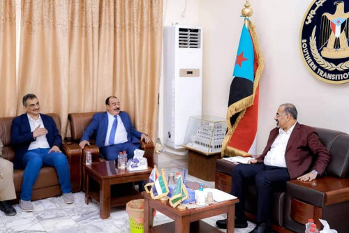 الرئيس الزُبيدي يناقش مع رئيس الجمعية الوطنية والأمين العام سُبل تحسين الخدمات المقدمة للمواطنين