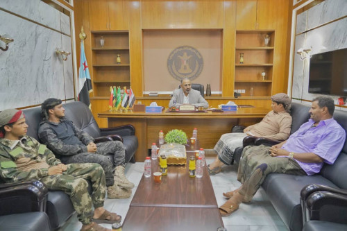 الرئيس الزُبيدي يلتقي بأسرتي الشهيدين الشوبجي وشريبة ويشيد ببطولاتهما العظيمة