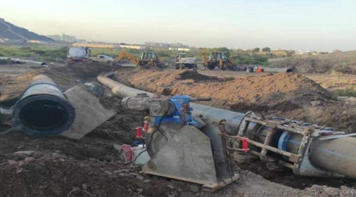 عدن.. فريق هندسي يواصل إصلاح خلل بخطوط المياه في خورمكسر