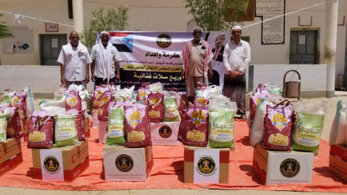 لجنة الطوارئ بانتقالي تريم تدشن توزيع السلال الغذائية المُقدمة من الرئيس الزُبيدي لمتضرري السيول بالمديرية