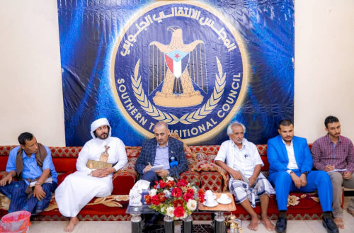 الرئيس الزُبيدي يلتقي بعدد من الوجهاء والشخصيات الاجتماعية والعسكرية والسياسية من أبناء محافظة المهرة