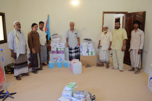 انتقالي سيئون يوزع كمية من المستلزمات الطبية على عدد من المراكز الصحية ومركز غسيل الكلى بالمديرية