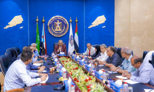 الرئيس الزُبيدي يلتقي بأعضاء الهيئة الأكاديمية الجنوبية