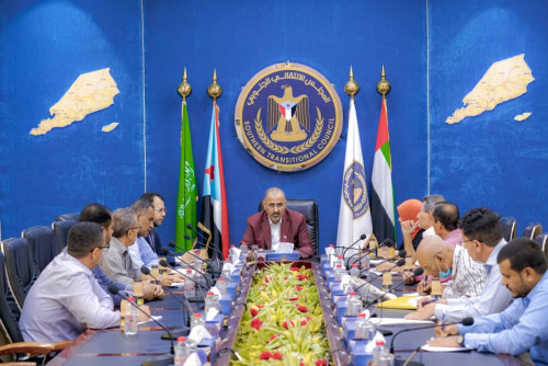 الرئيس الزُبيدي يترأس لقاءً مشتركاً للدائرة الاقتصادية بالأمانة العامة واللجنة الاقتصادية بالجمعية الوطنية