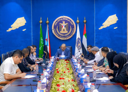 الرئيس الزُبيدي يترأس لقاءً مشتركاً لدائرة حقوق الإنسان بالأمانة العامة ولجنة حقوق الإنسان بالجمعية الوطنية