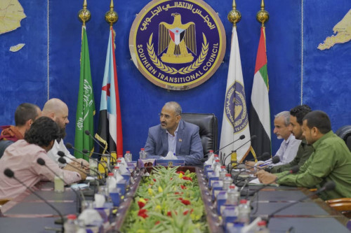 الرئيس الزُبيدي يلتقي رئيس بعثة أطباء بلاحدود البلجيكية