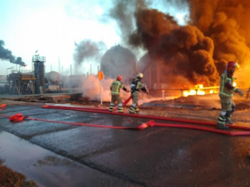 النيران تشتعل في 18 خزانا للنفط في مصفاة طهران (صور)