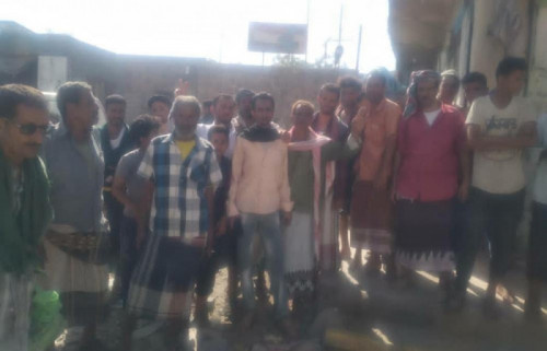 وقفة احتجاجية بردفان تطالب بالقبض على لصوص أسلاك الكهرباء