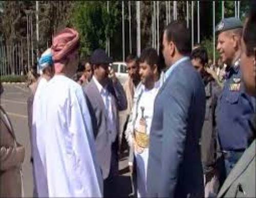 الوفد العماني يحذر الحوثيين من عزلة دولية