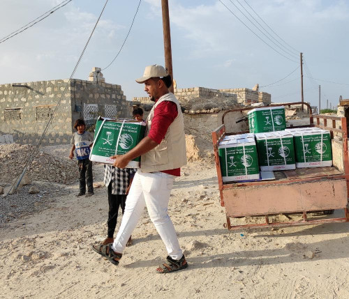 مركز الملك سلمان للإغاثة يدشن مشروع توزيع السلال الغذائية بمحافظة حضرموت