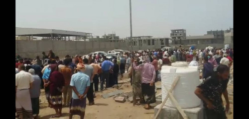 قيادات عسكرية وأمنية تشارك في تشييع جثمان الشيخ العطوي في العاصمة عدن