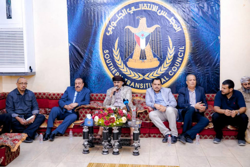 الرئيس الزُبيدي يلتقي نخبة من مقادمة وشخصيات اجتماعية من أبناء حضرموت