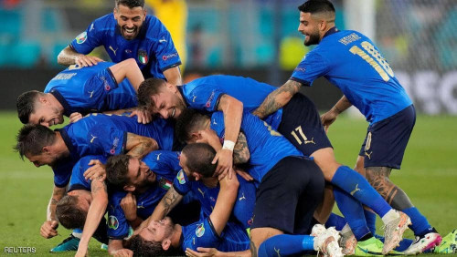 ثنائية لوكاتيلي تقود إيطاليا إلى دور الـ16
