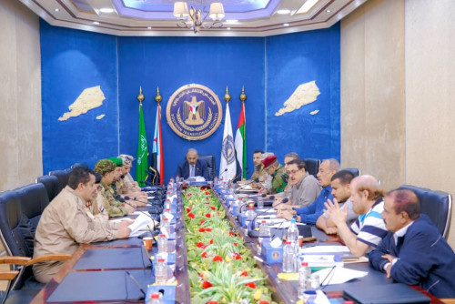 الرئيس الزُبيدي يترأس اجتماعًا للقادة العسكريين والأمنيين