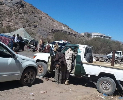 بينهم قيادي بارز.. القبض على عناصر حوثية متنكرة في إحدى النقاط العسكرية شمال الضالع