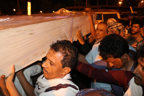 العميد السعدي وعدد من قيادات الانتقالي يتقدمون مستقبلي جثمان الفقيد الحوتري بمطار عدن الدولي