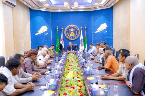 الرئيس الزُبيدي يلتقي عدداً من القيادات العسكرية والوجهاء والشخصيات الاجتماعية من أبناء محافظة أبين